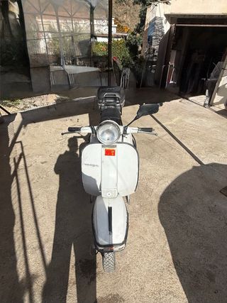Moto Vespa blanca