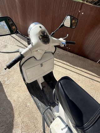 Moto Vespa blanca