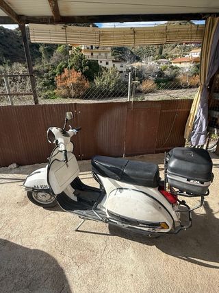 Moto Vespa blanca