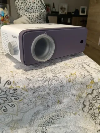 Proyector blanco y morado