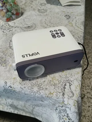 Proyector blanco y morado