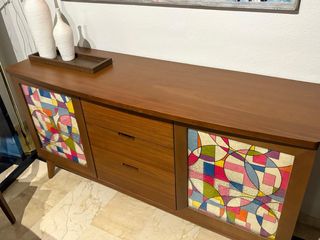 Aparador de madera con diseño multicolor