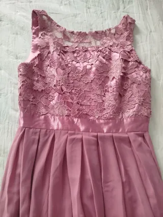 Vestido rosa de fiesta con encaje