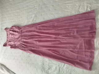 Vestido rosa de fiesta con encaje