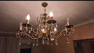 Lámpara de araña dorada con cristales