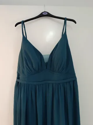 Vestido largo verde con abertura