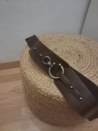Cinturón marrón elástico con hebilla