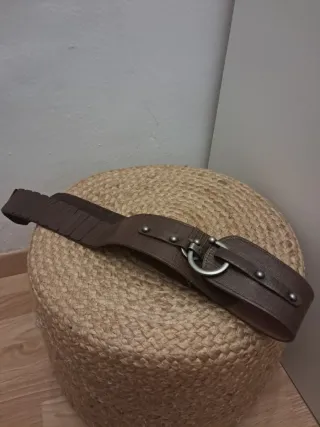 Cinturón marrón elástico con hebilla