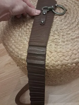 Cinturón marrón elástico con hebilla