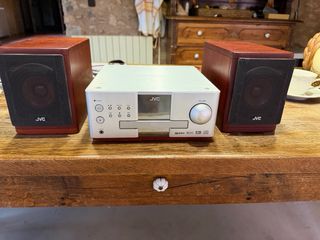 Equipo de música JVC DVD-CD y altavoces