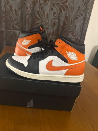 Zapatillas Jordan Naranja y Blanco