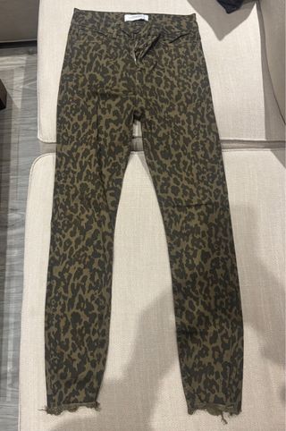 Pantalón Zara estampado camuflaje verde