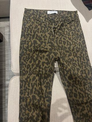 Pantalón Zara estampado camuflaje verde