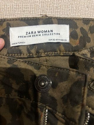 Pantalón Zara estampado camuflaje verde