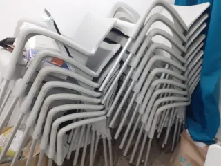 Sillas apilables. 1 ×6€ 4 sillas x15€