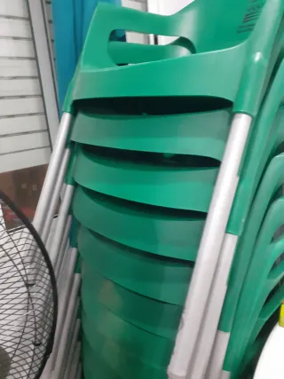 Sillas apilables. 1 ×6€ 4 sillas x15€