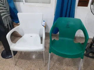 Sillas apilables. 1 ×6€ 4 sillas x15€