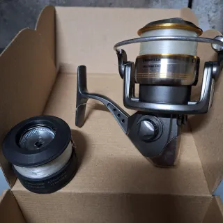 Carrete de pesca de fabricación alemana, con sedal