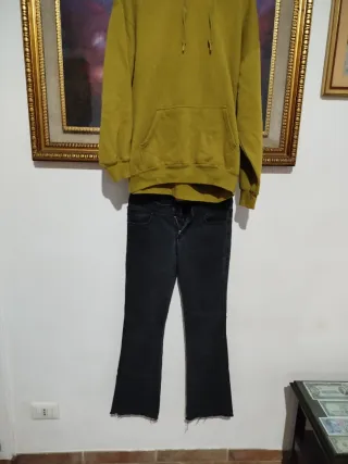 Set jeans anonimi ma molto belli, felpa pull&bear