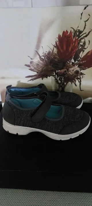 Bailarinas deportivas grises y negras