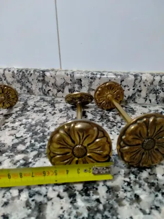 Alzapaños de bronce con diseño floral