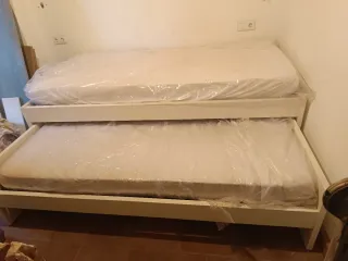 Cama nido de madera blanca con dos colchones