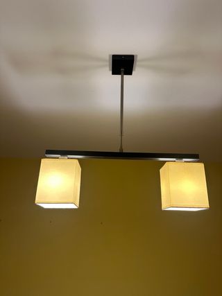 Lampada da soffitto e 2 comodini bianchi