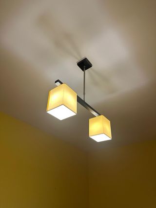 Lampada da soffitto e 2 comodini bianchi