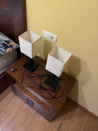 Lampada da soffitto e 2 comodini bianchi