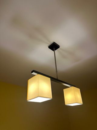 Lampada da soffitto e 2 comodini bianchi