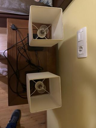 Lampada da soffitto e 2 comodini bianchi