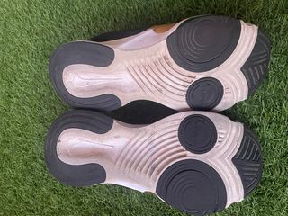 Zapatillas Nike Doradas y Blancas