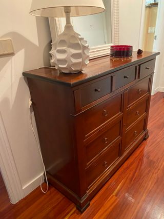 Cómoda de madera de cerezo