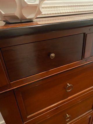 Cómoda de madera de cerezo