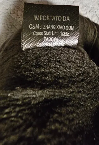 Gorro de lana negro con pompón