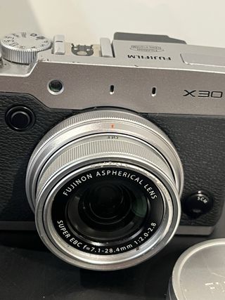 Cámara Fujifilm X30 Plata y Negra - con marcas