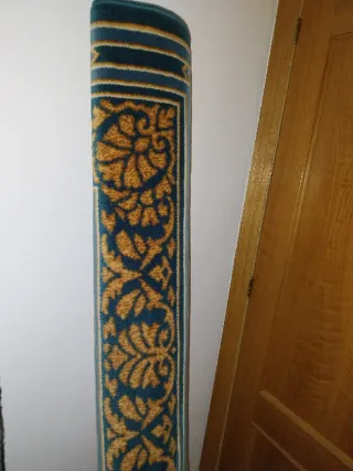 Lote de alfombras enrolladas, escucho ofertas