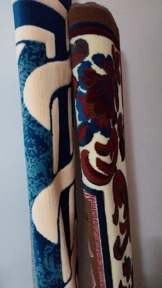 Lote de alfombras enrolladas, escucho ofertas