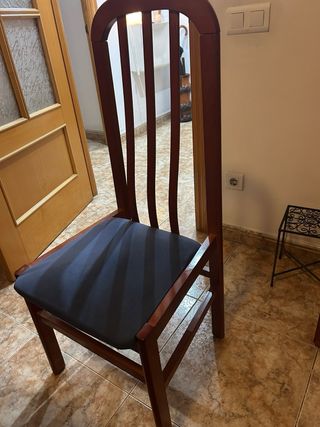 Mesa de comedor y 6 sillas de madera