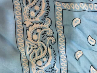 Pañuelo azul con diseño paisley