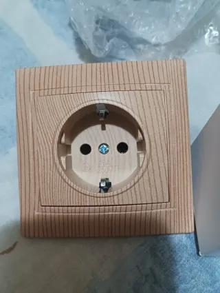 Enchufe Eléctrico Madera 250V AC
