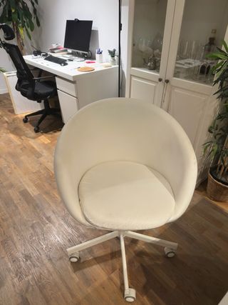 Silla de oficina blanca giratoria
