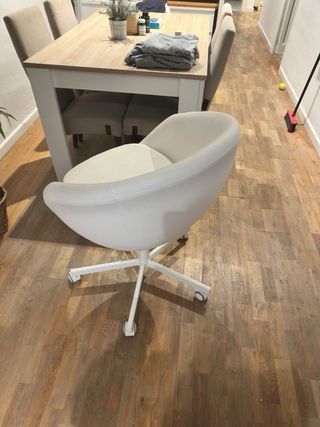 Silla de oficina blanca giratoria