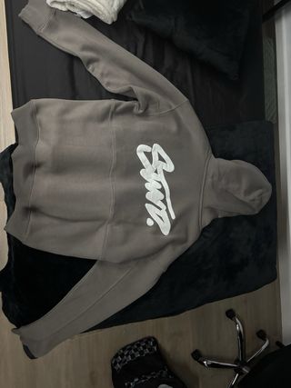 Sudadera gris con logo