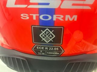 Casco de moto azul y blanco