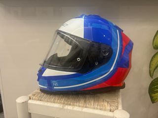 Casco de moto azul y blanco