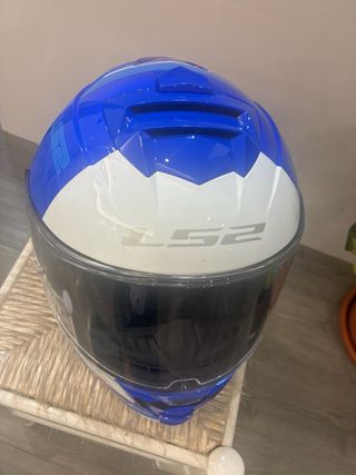 Casco de moto azul y blanco