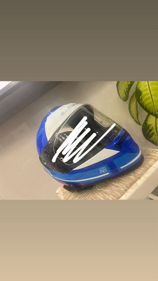Casco de moto azul y blanco