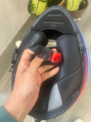 Casco de moto azul y blanco