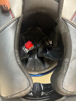 Casco de moto azul y blanco